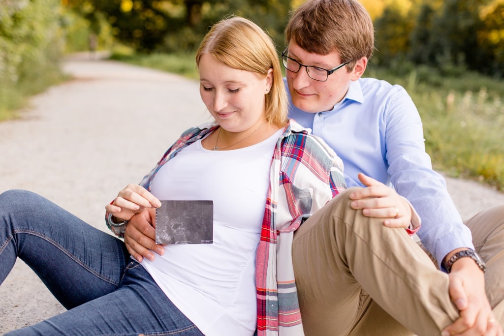 Spätsommer Pregnancy Announcement mit Hanni und Matthias an der Rehwiese in Berlin