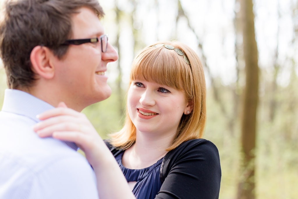 Frühlingshaftes Verlobungsshooting mit Nina und Willi im Humboldthain Berlin