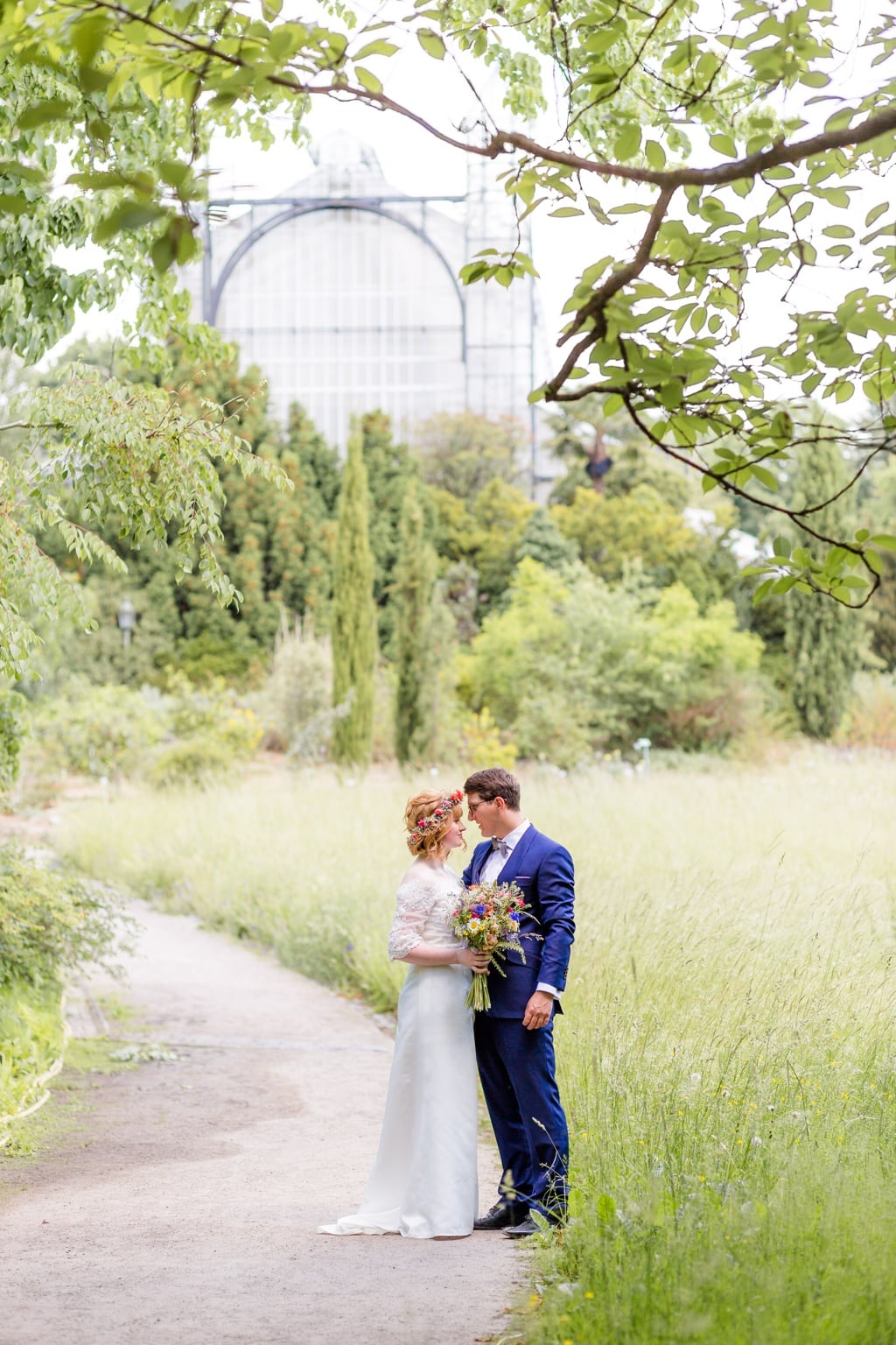 Standesamtliche Wildblumen Trauung von Nina und Willi in Berlin