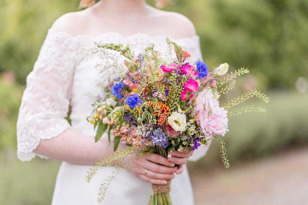 Standesamtliche Wildblumen Trauung von Nina und Willi in Berlin