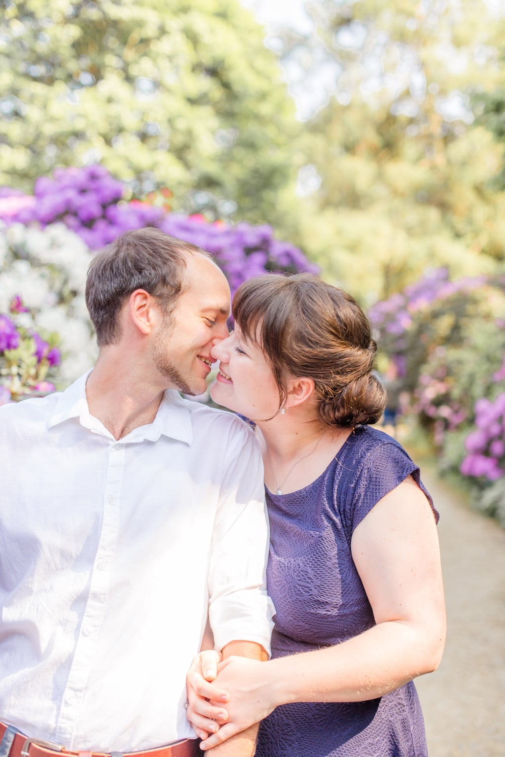 Buntes & sommerliches Verlobungsshooting im Rhododendronhain und Weinberg in Dresden