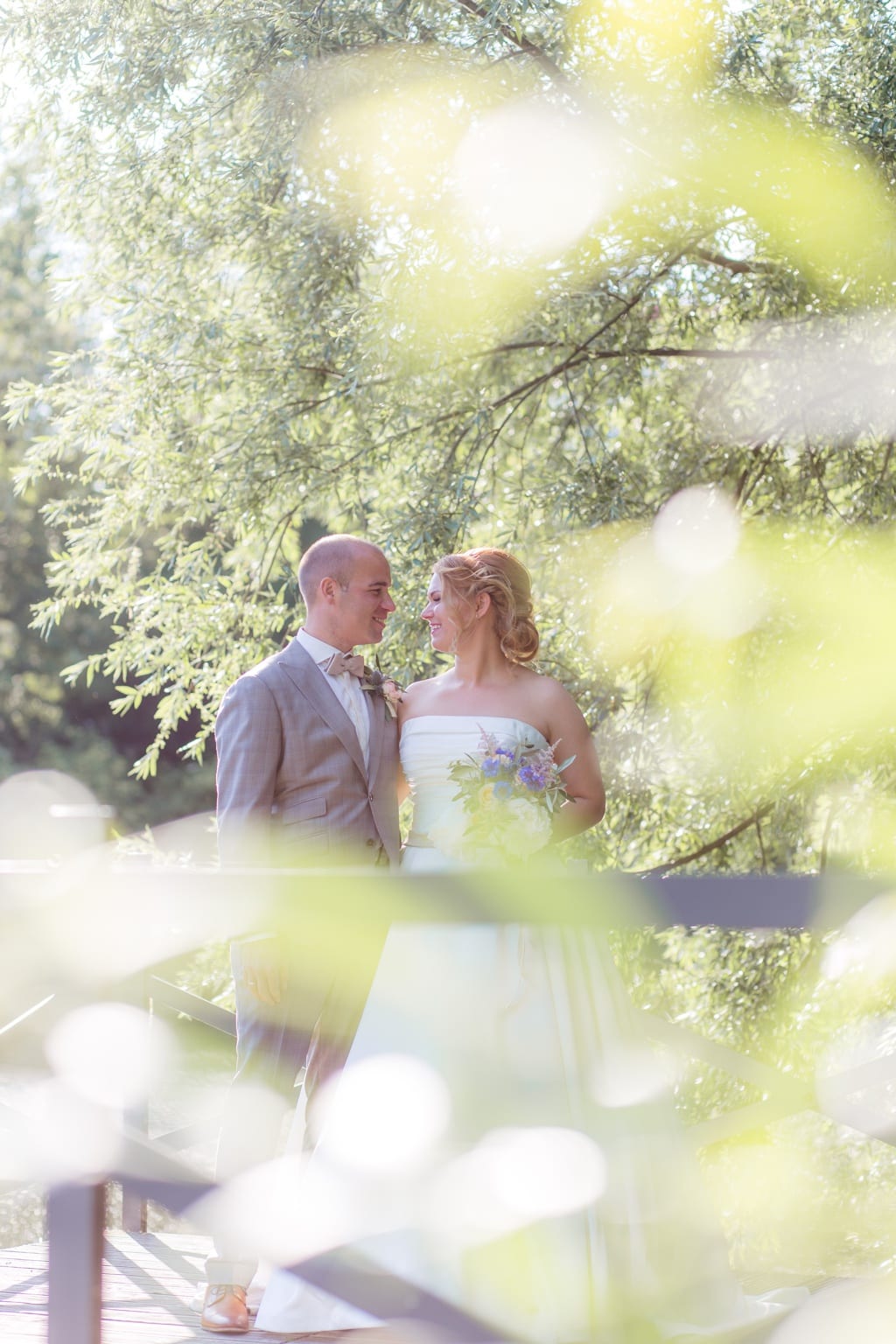 Stylische Geometrie & Kupfer Hochzeit von Cynthia und Basti im Ochsenstall des Gutshof Britz