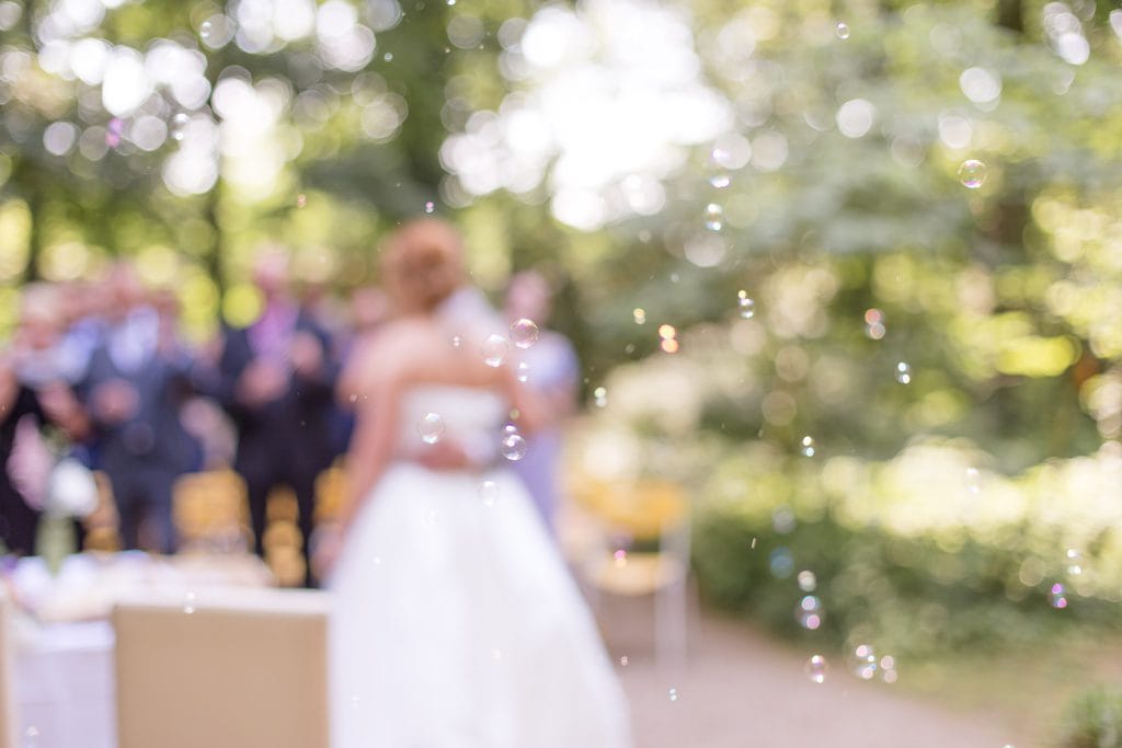 Stylische Geometrie & Kupfer Hochzeit von Cynthia und Basti im Ochsenstall des Gutshof Britz