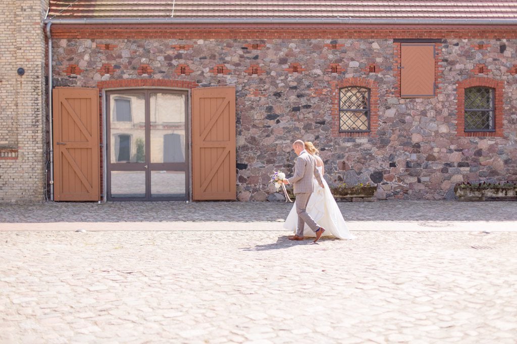 Stylische Geometrie & Kupfer Hochzeit von Cynthia und Basti im Ochsenstall des Gutshof Britz