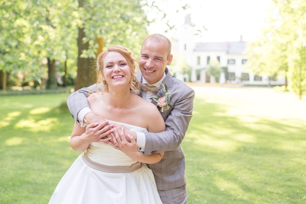 Stylische Geometrie & Kupfer Hochzeit von Cynthia und Basti im Ochsenstall des Gutshof Britz