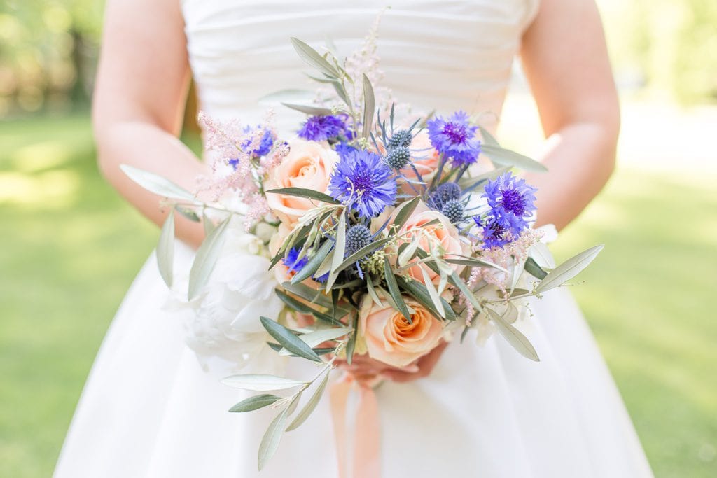 Stylische Geometrie & Kupfer Hochzeit von Cynthia und Basti im Ochsenstall des Gutshof Britz