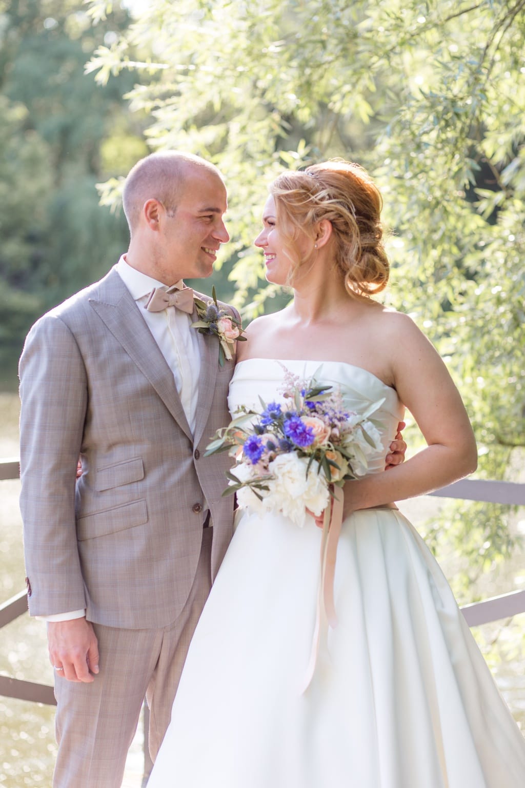 Stylische Geometrie & Kupfer Hochzeit von Cynthia und Basti im Ochsenstall des Gutshof Britz