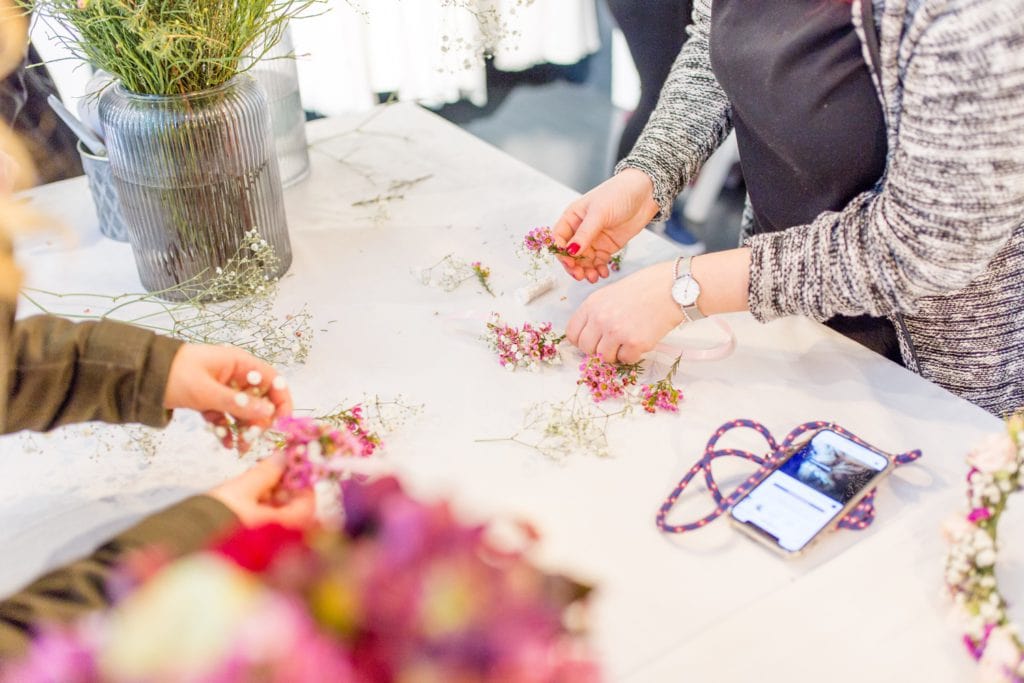 Mit dem Grünschnabel eigene Blumenkranz-Armbänder herstellen