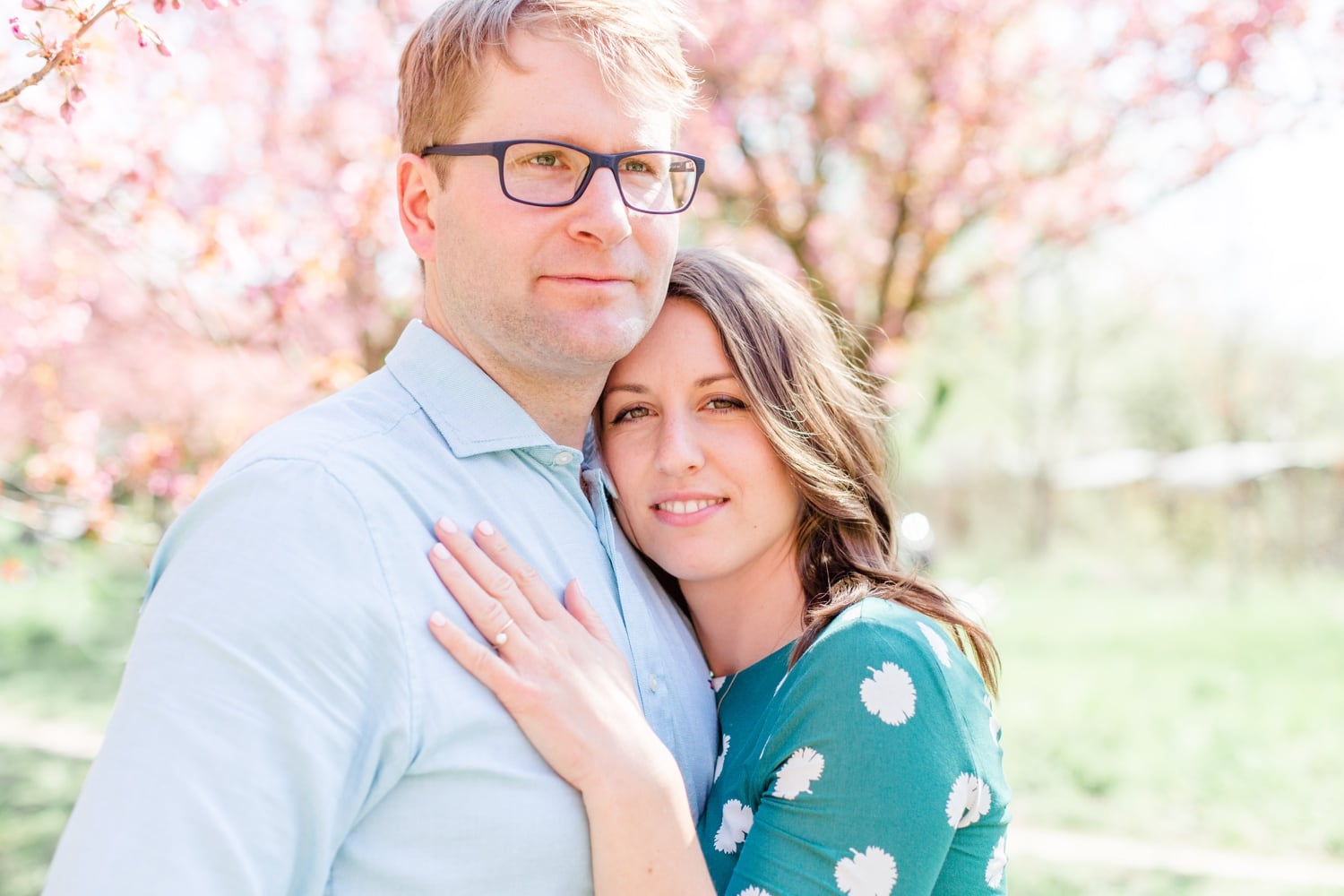 Verlobungsshooting Svenja und Felix in Kirschblüten in Berlin