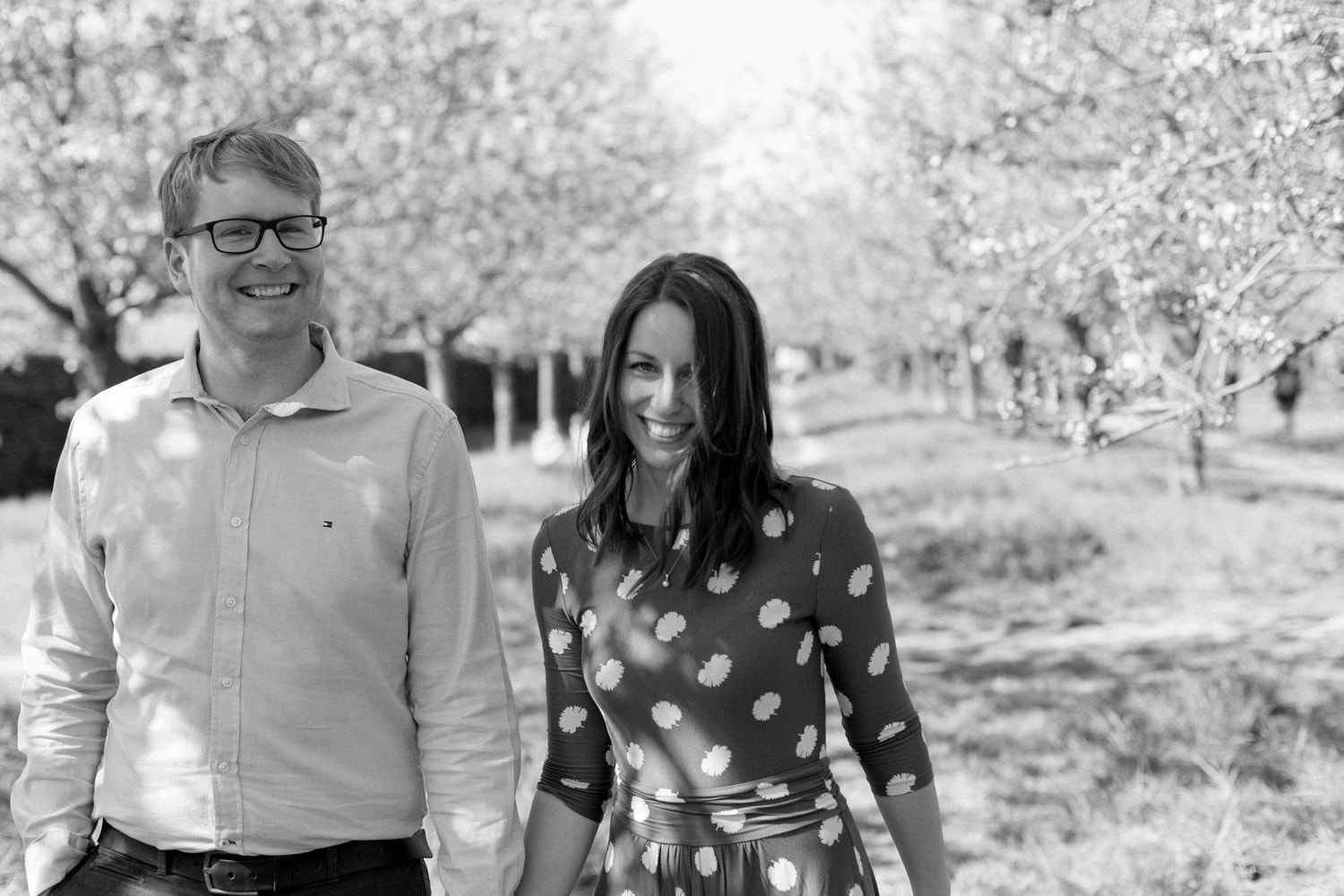 Verlobungsshooting Svenja und Felix in Kirschblüten in Berlin