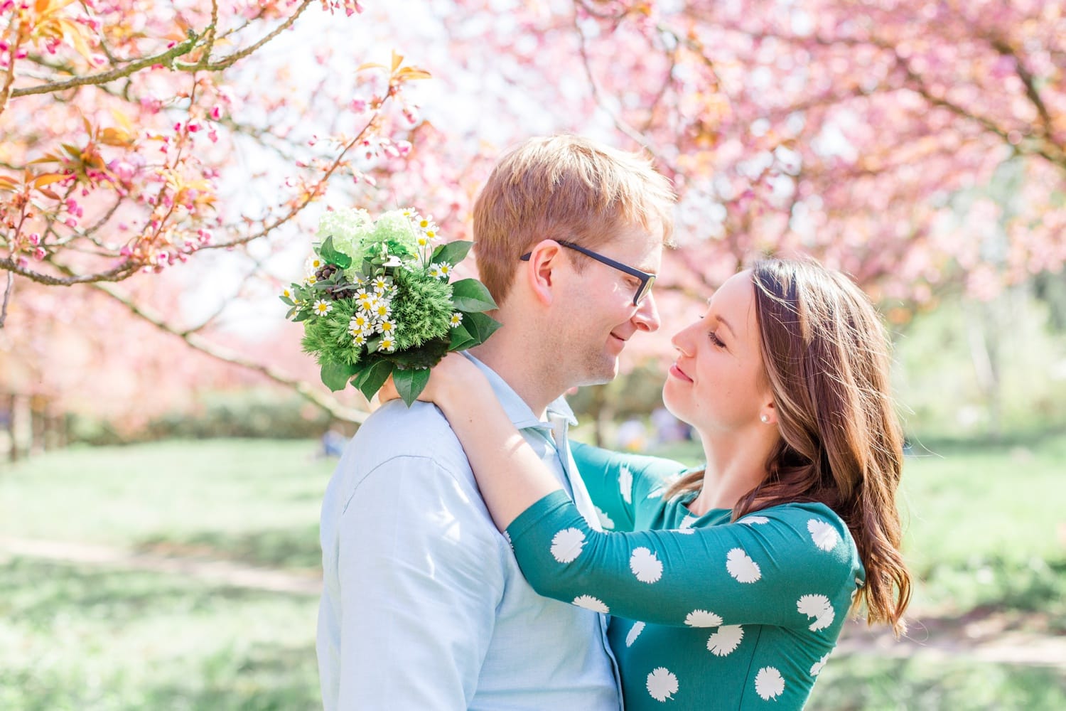 Verlobungsshooting Svenja und Felix in Kirschblüten in Berlin