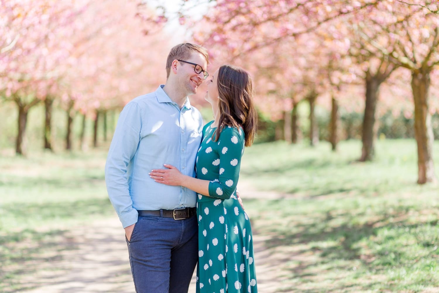 Verlobungsshooting Svenja und Felix in Kirschblüten in Berlin