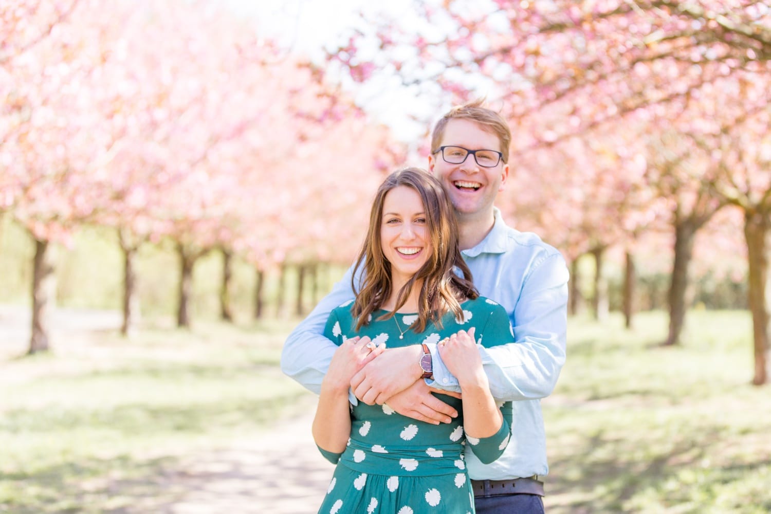 Verlobungsshooting Svenja und Felix in Kirschblüten in Berlin