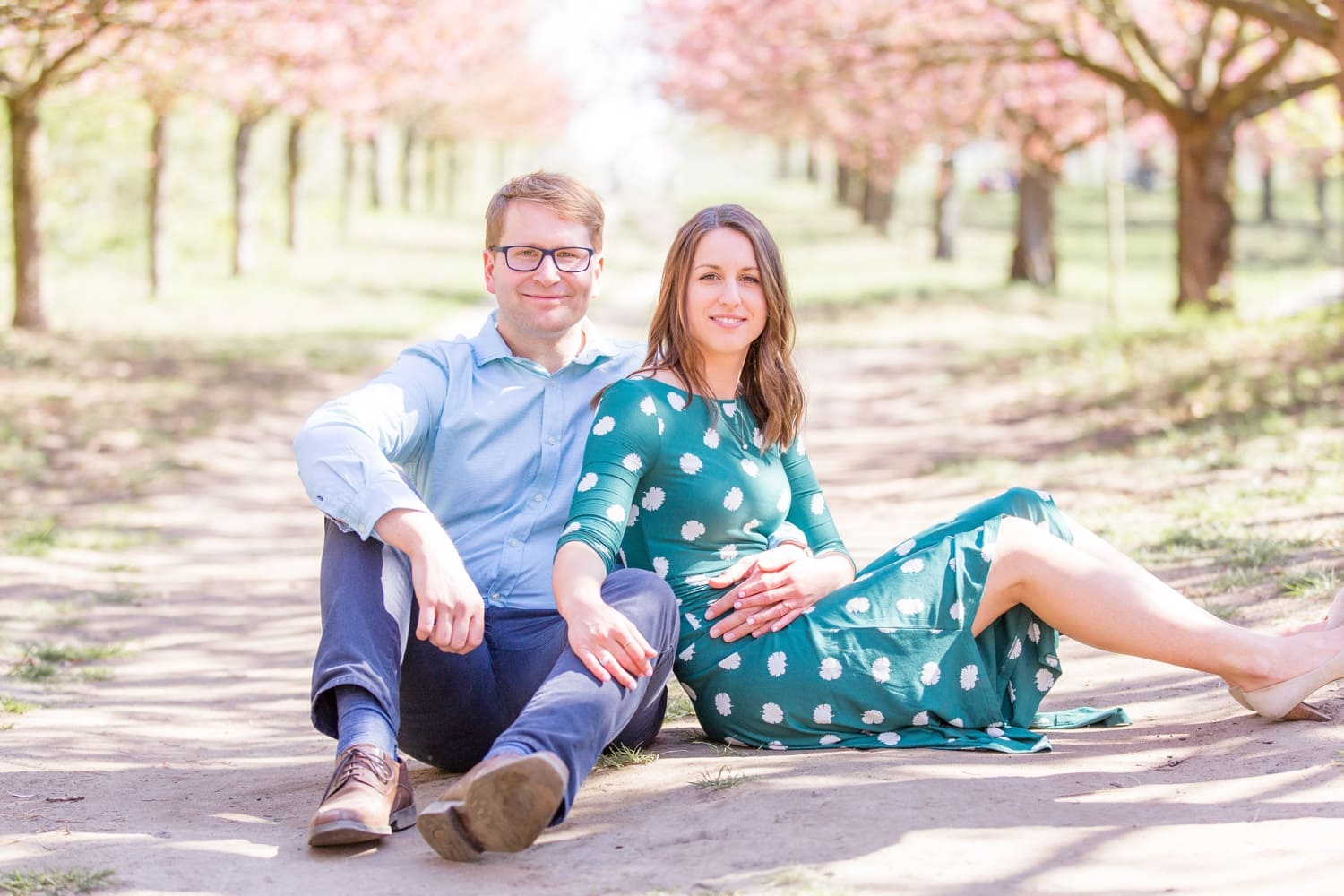 Verlobungsshooting Svenja und Felix in Kirschblüten in Berlin