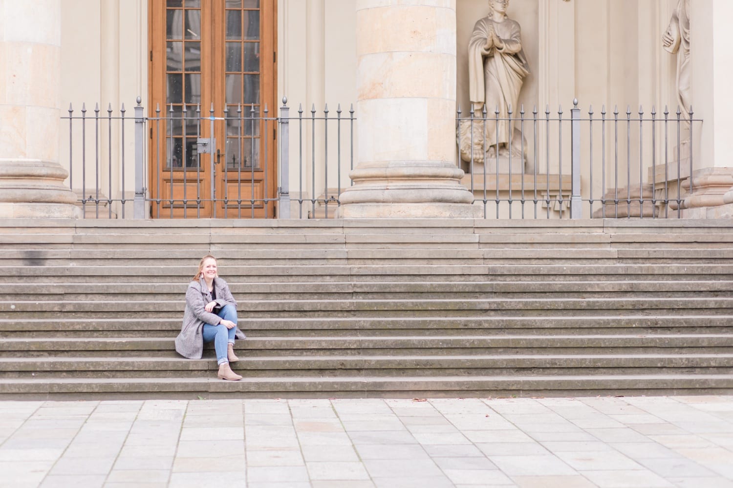 Portrait Aufnahmen mit Jennifer Thomas Fotografie in Berlin auf dem Gendarmenmarkt