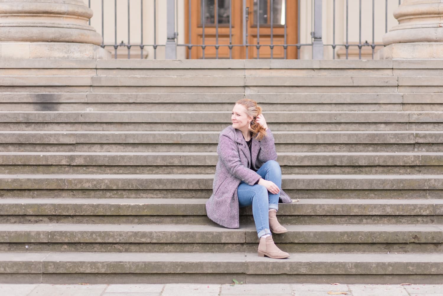 Portrait Aufnahmen mit Jennifer Thomas Fotografie in Berlin auf dem Gendarmenmarkt