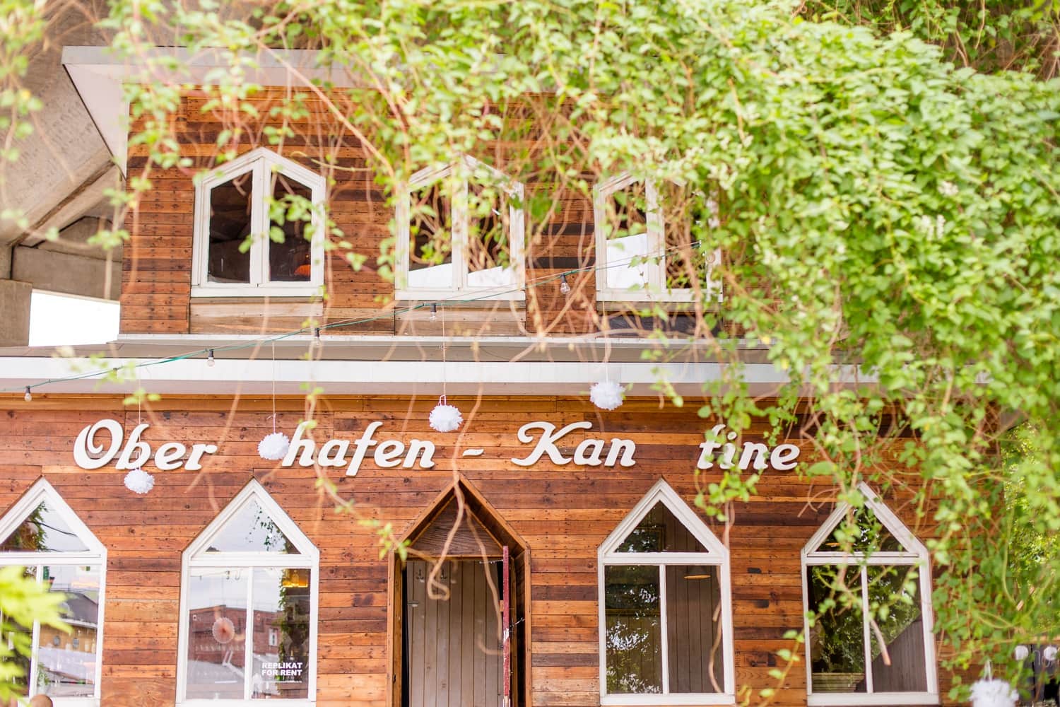 Urbane Garden Hochzeit von Nina und Willi in der Oberhafenkantine Berlin