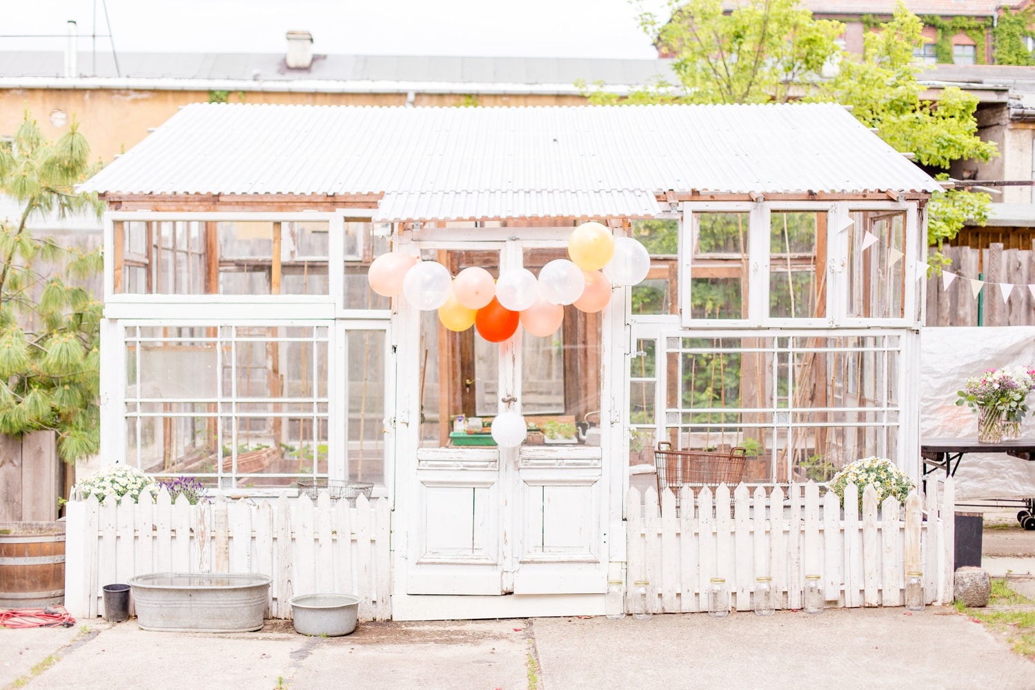 Urbane Garden Hochzeit von Nina und Willi in der Oberhafenkantine Berlin