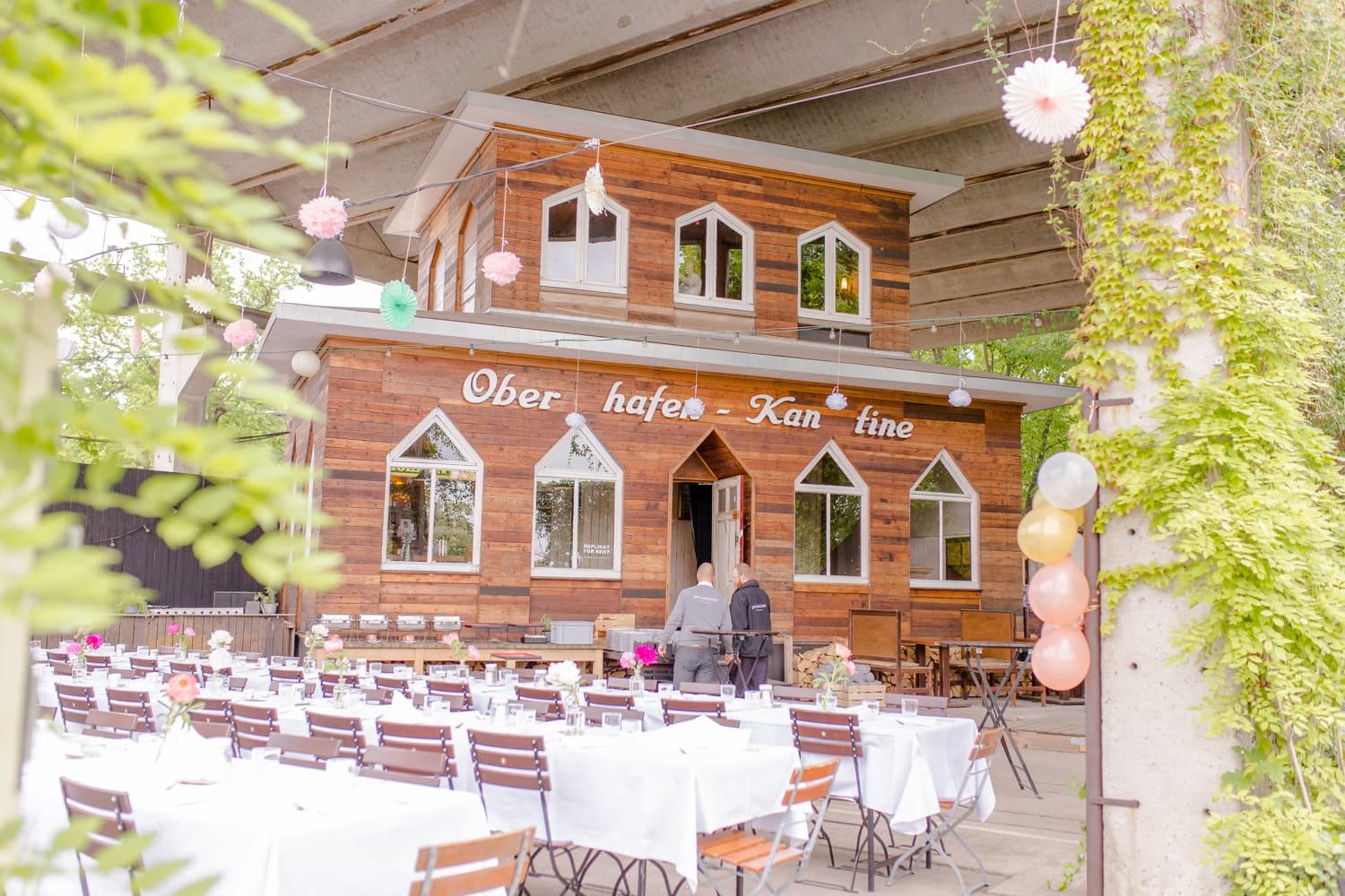 Urbane Garden Hochzeit von Nina und Willi in der Oberhafenkantine Berlin