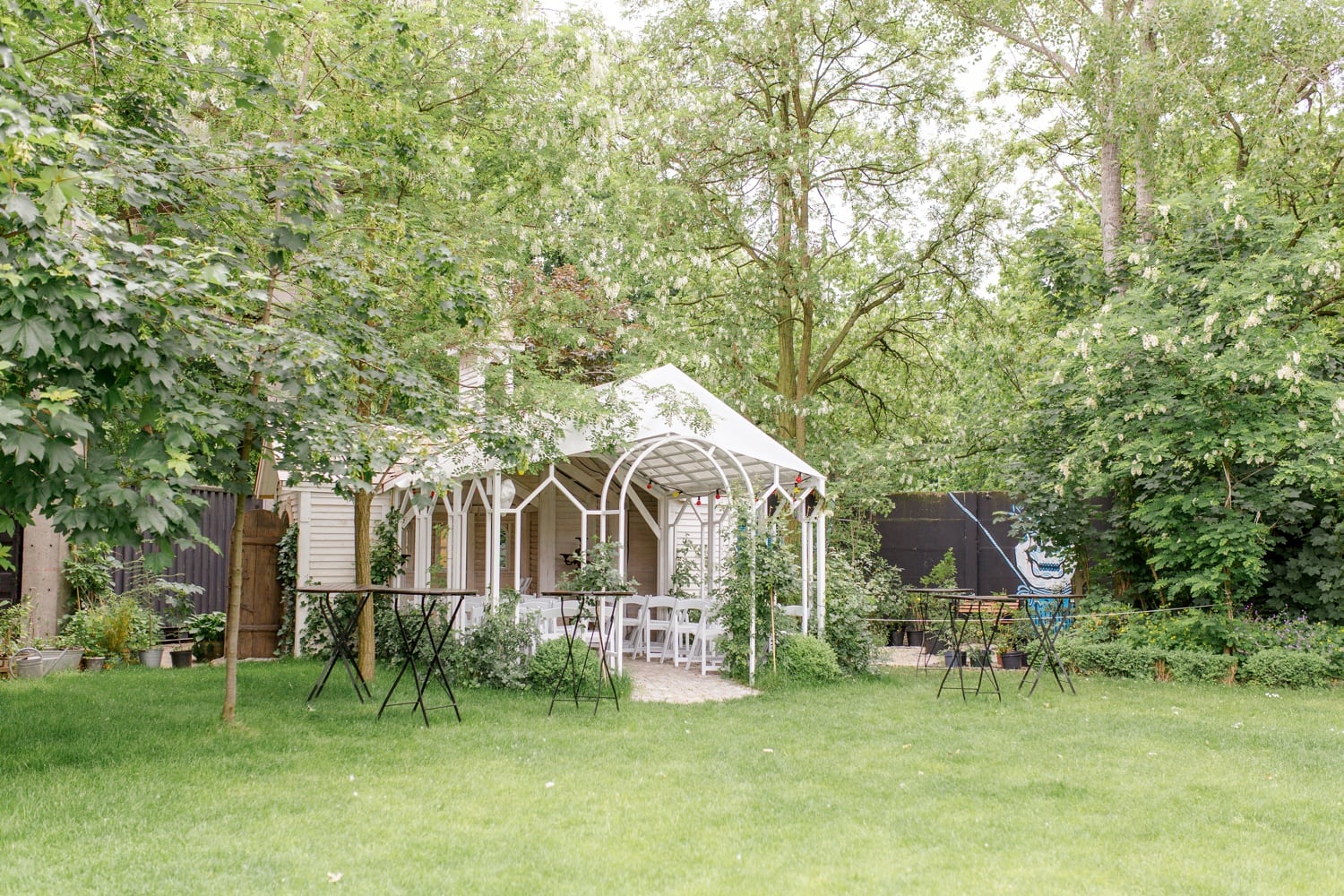 Urbane Garden Hochzeit von Nina und Willi in der Oberhafenkantine Berlin