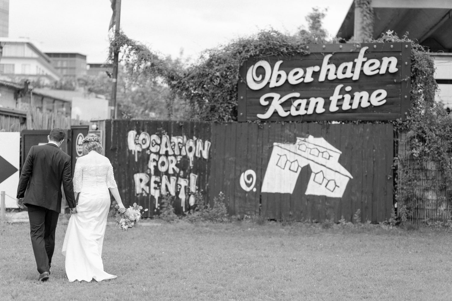 Urbane Garden Hochzeit von Nina und Willi in der Oberhafenkantine Berlin