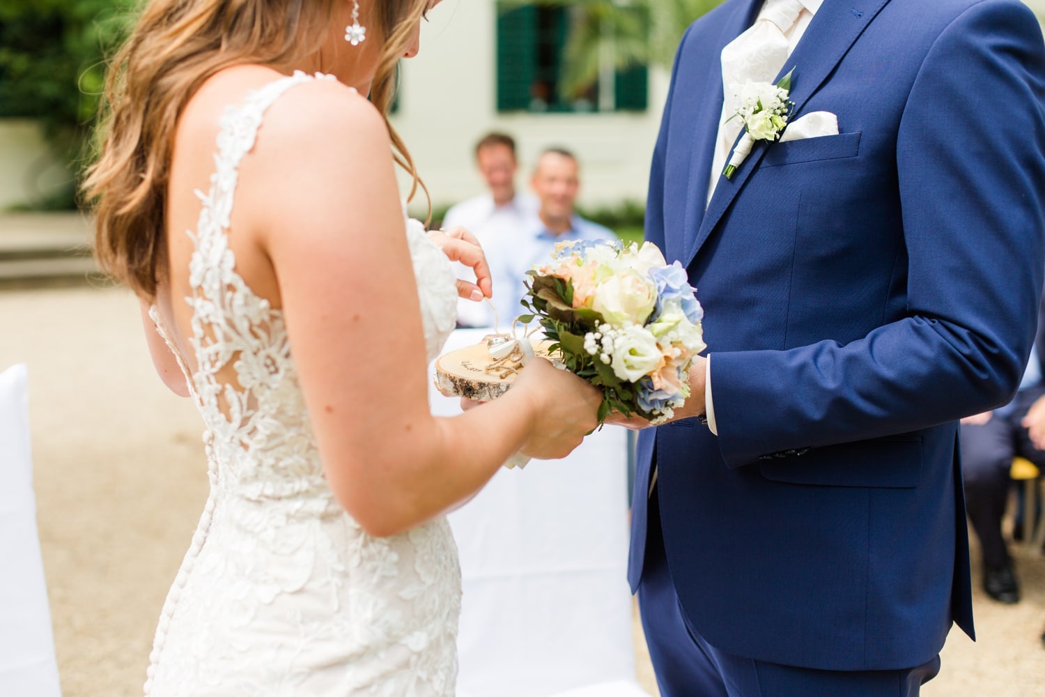 Sommerliche Hochzeit im Ochsenstall vom Schloss und Gutshof Britz Berlin