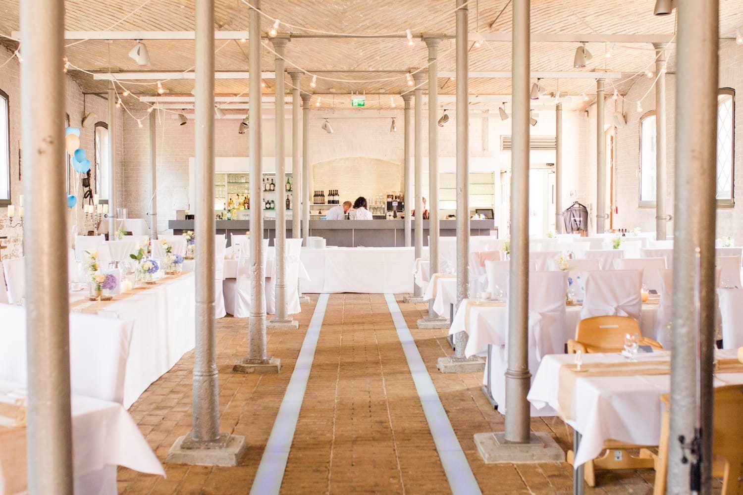 Sommerliche Hochzeit im Ochsenstall vom Schloss und Gutshof Britz Berlin