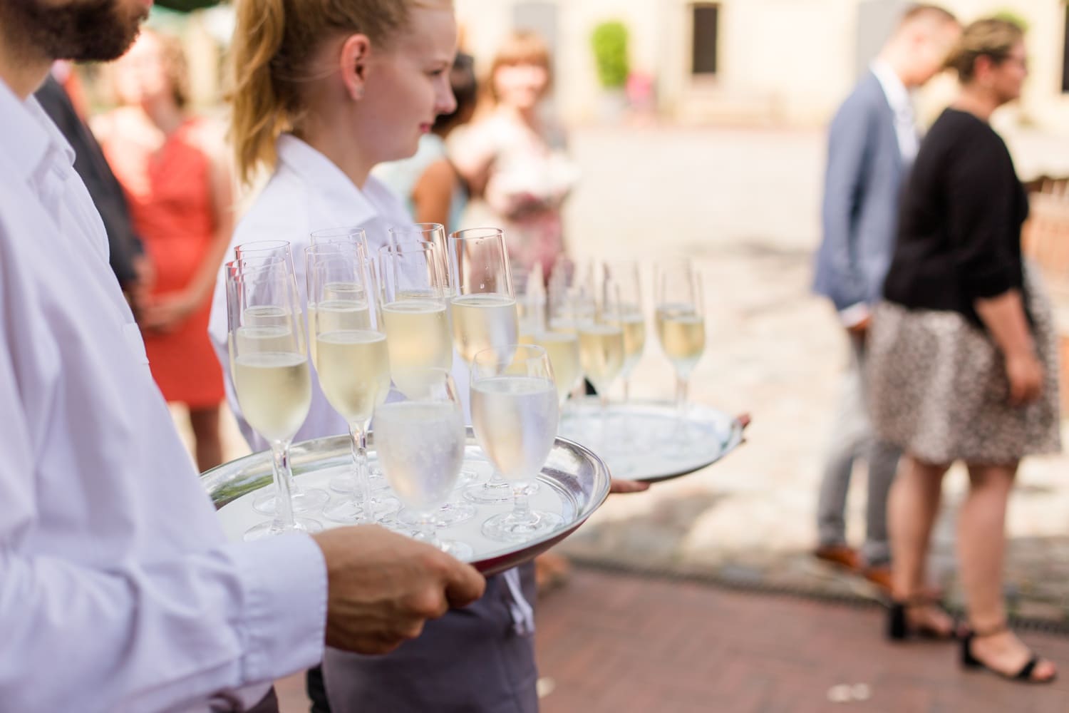 Sommerliche Hochzeit im Ochsenstall vom Schloss und Gutshof Britz Berlin