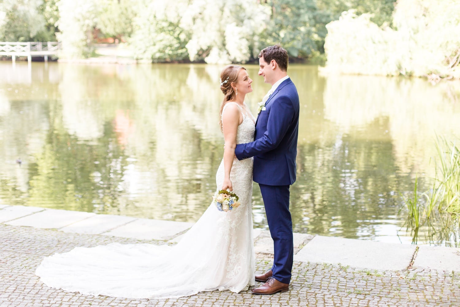 Sommerliche Hochzeit im Ochsenstall vom Schloss und Gutshof Britz Berlin