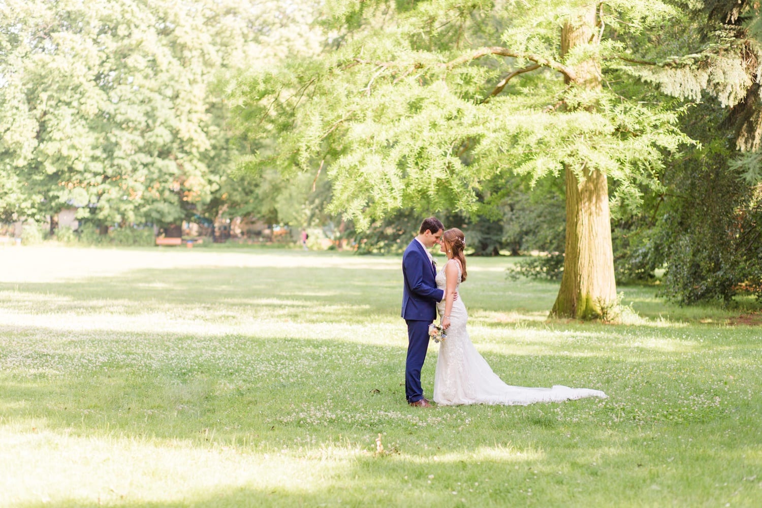 Sommerliche Hochzeit im Ochsenstall vom Schloss und Gutshof Britz Berlin