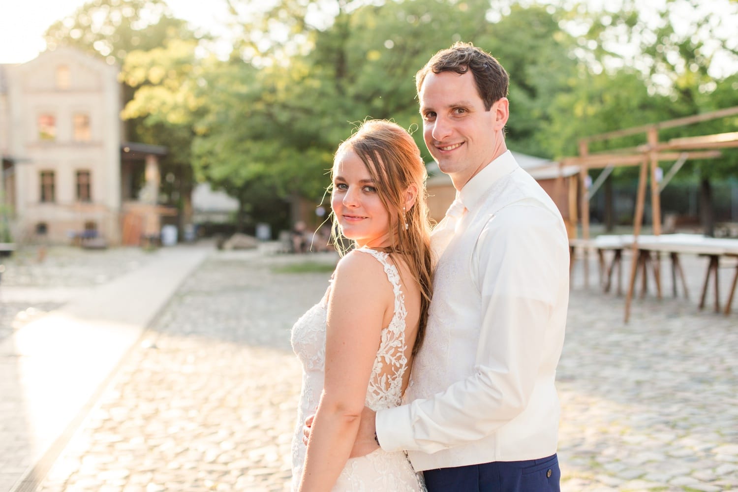 Sommerliche Hochzeit im Ochsenstall vom Schloss und Gutshof Britz Berlin