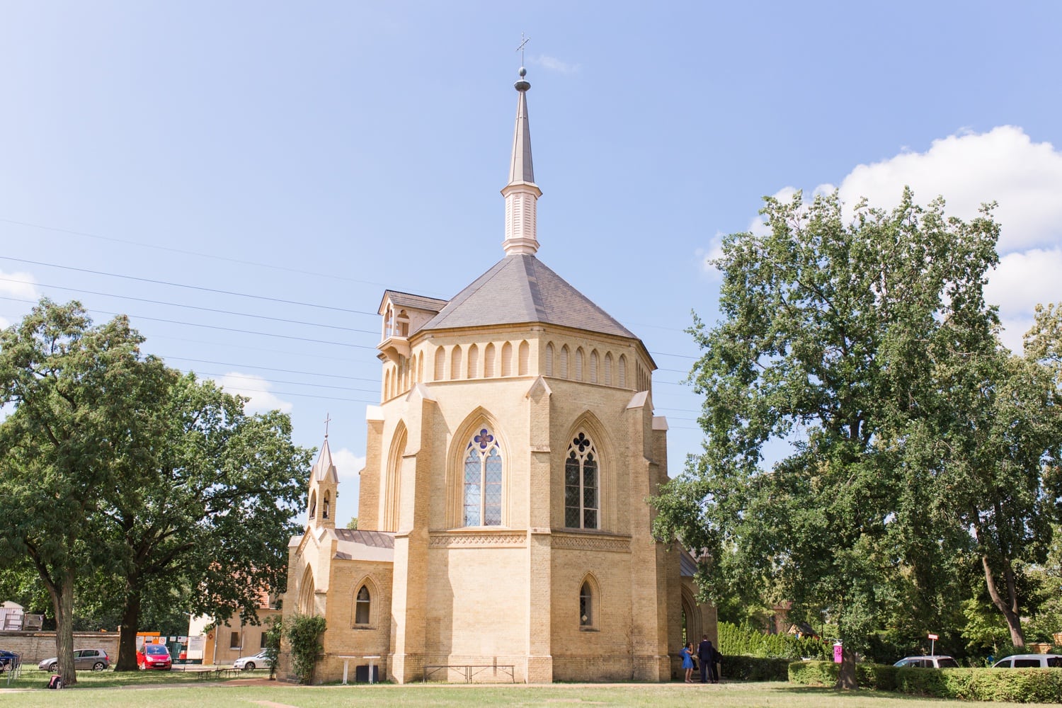 Standesamtliche Trauung mit Gartenfeier in der Alten Neuendorfer Kirche in Potsdam Babelsberg