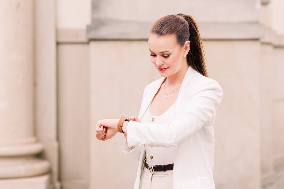 Hochzeitsplaner schaut auf ihre Uhr