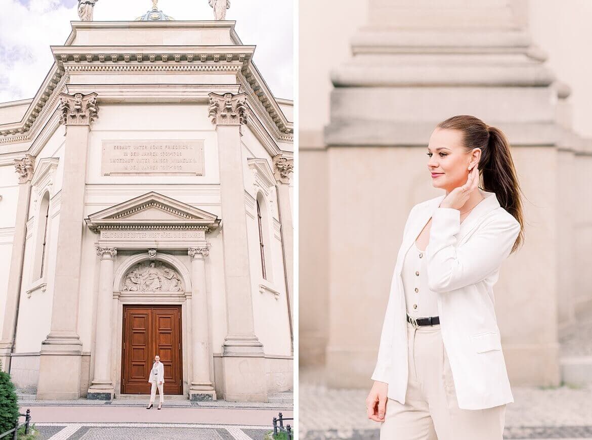 Portraits einer Frau auf dem Gendarmenmarkt Berlin