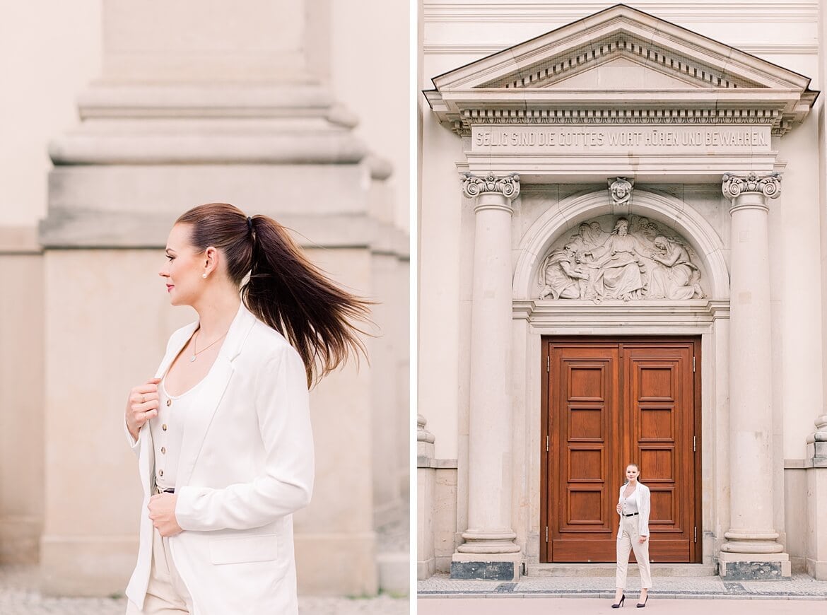 Portraits einer Frau auf dem Gendarmenmarkt Berlin