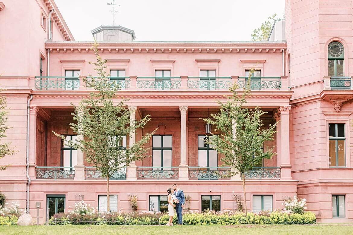 Brautpaar vor Schloss