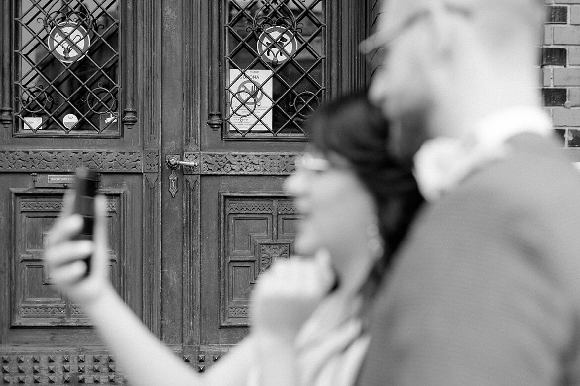 Intime Corona Hochzeit: Romantische Hochzeitsfotos im Park vom Schloss Biesdorf Berlin