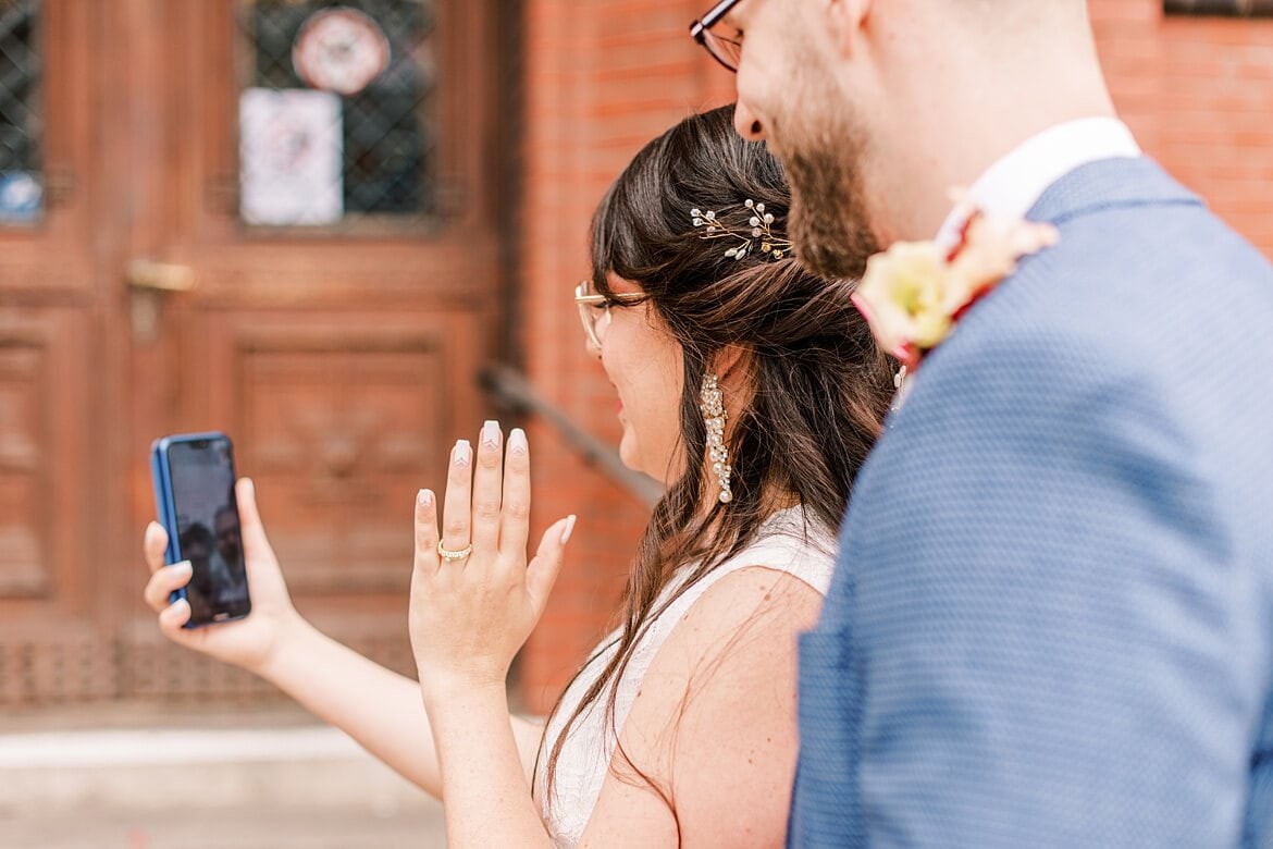 Intime Corona Hochzeit: Romantische Hochzeitsfotos im Park vom Schloss Biesdorf Berlin