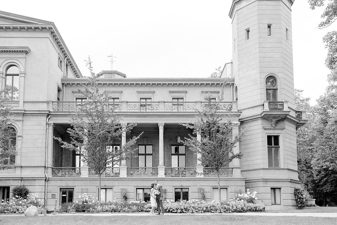 Intime Corona Hochzeit: Romantische Hochzeitsfotos im Park vom Schloss Biesdorf Berlin