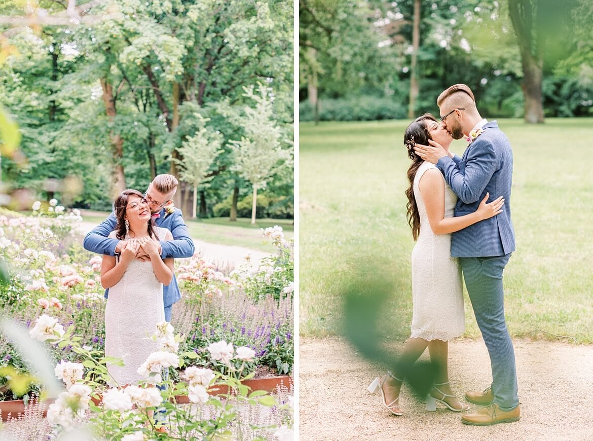 Intime Corona Hochzeit: Romantische Hochzeitsfotos im Park vom Schloss Biesdorf Berlin