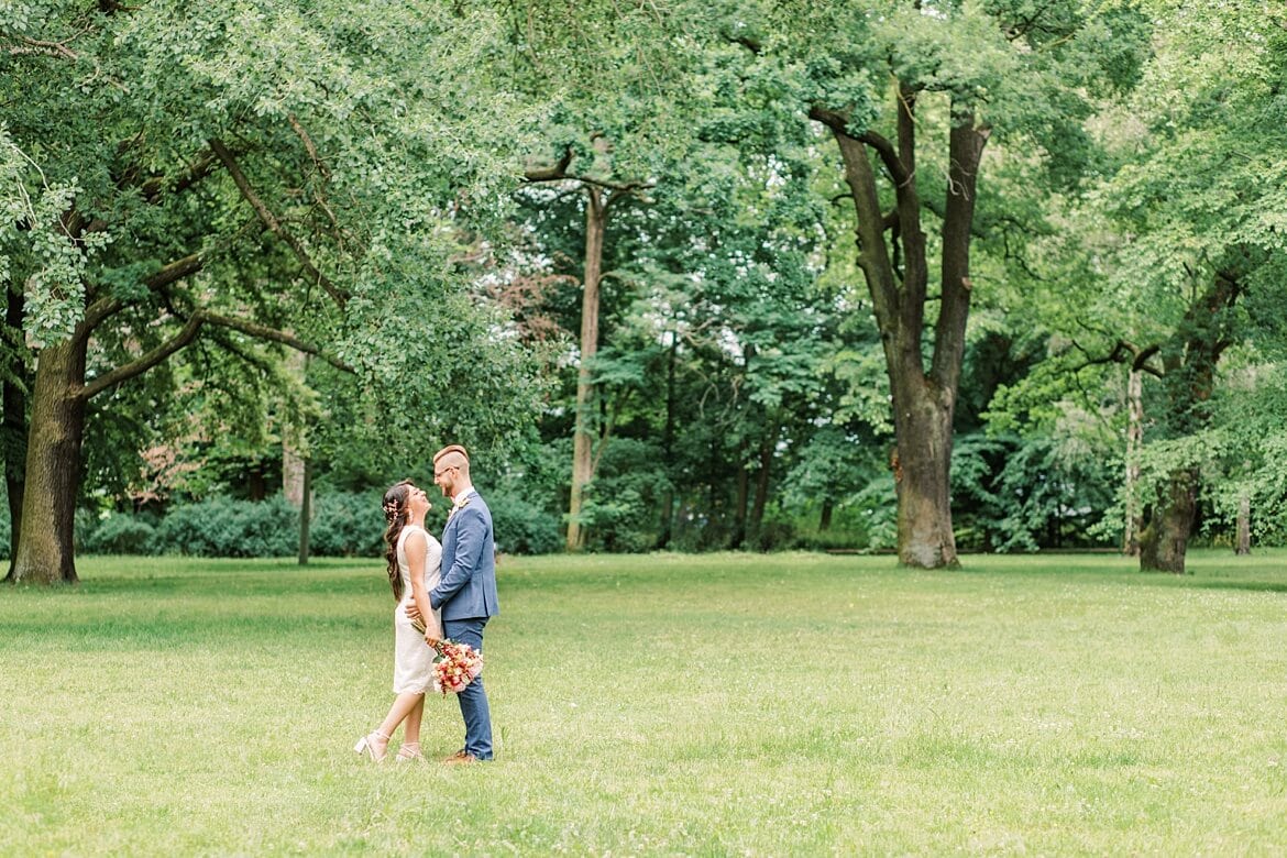 Intime Corona Hochzeit: Romantische Hochzeitsfotos im Park vom Schloss Biesdorf Berlin