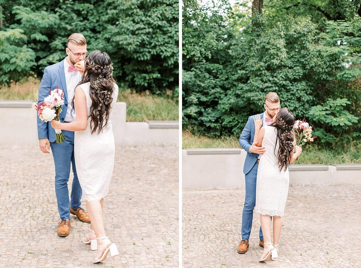 Intime Corona Hochzeit: Romantische Hochzeitsfotos im Park vom Schloss Biesdorf Berlin