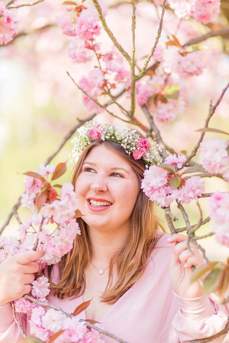 Lächelnde Frau in Kirschblüten