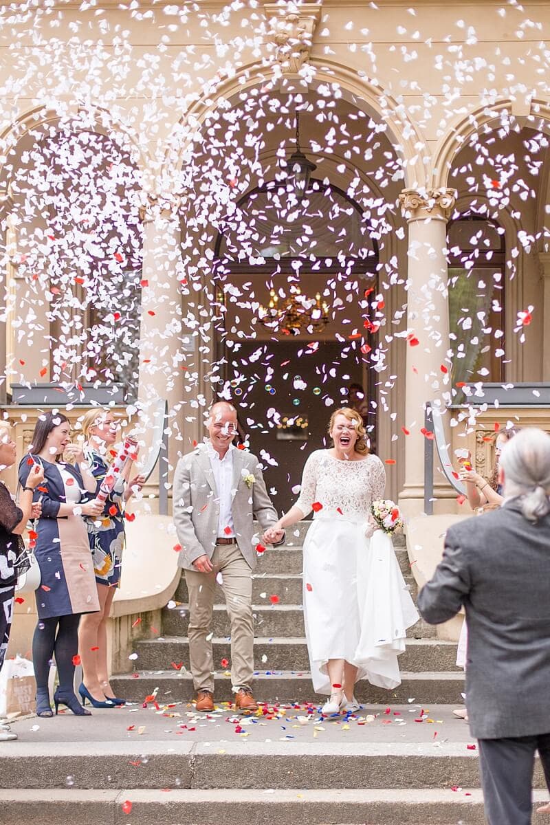 Brautpaar verlässt Hochzeitsvilla Berlin Zehlendorf im Konfetti Regen