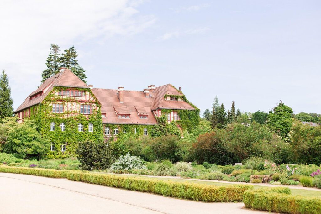 Altes Villengebäude inmitten von Bäumen in einer Parkanlage