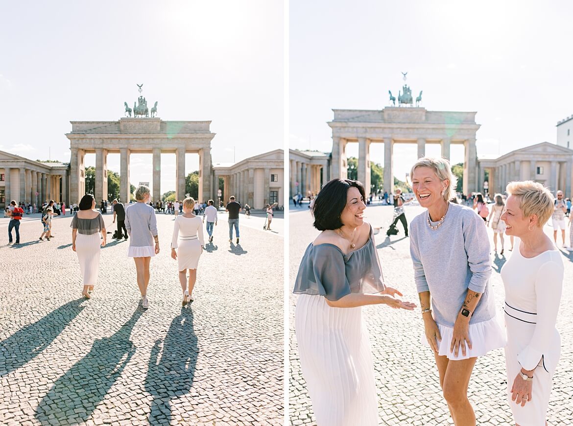 3 Frauen vor dem Brandenburger Tor Berlin