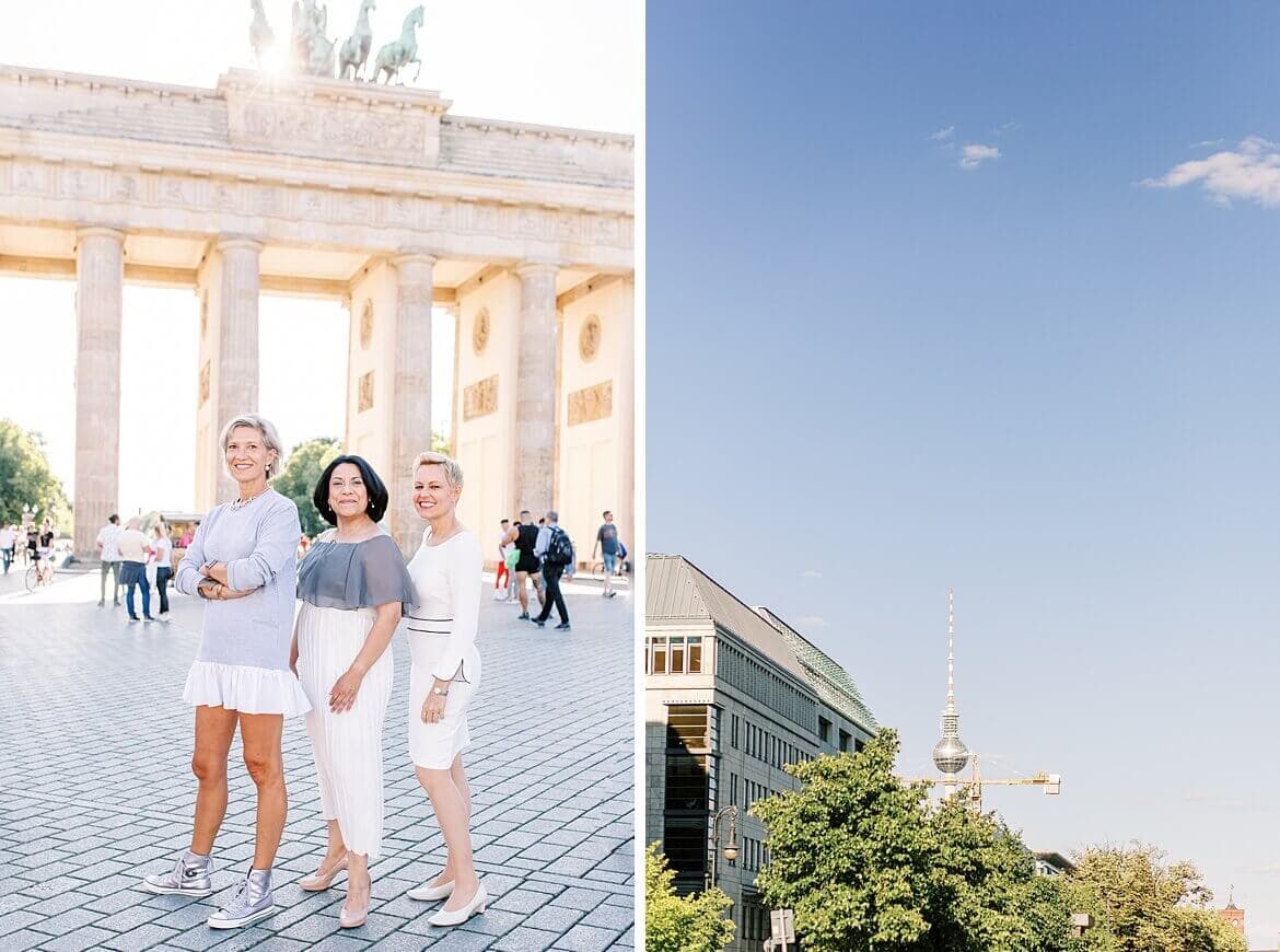 Portrait von drei Frauen vor dem Brandenburger Tor Berlin und im Hintergrund der Fernsehturm