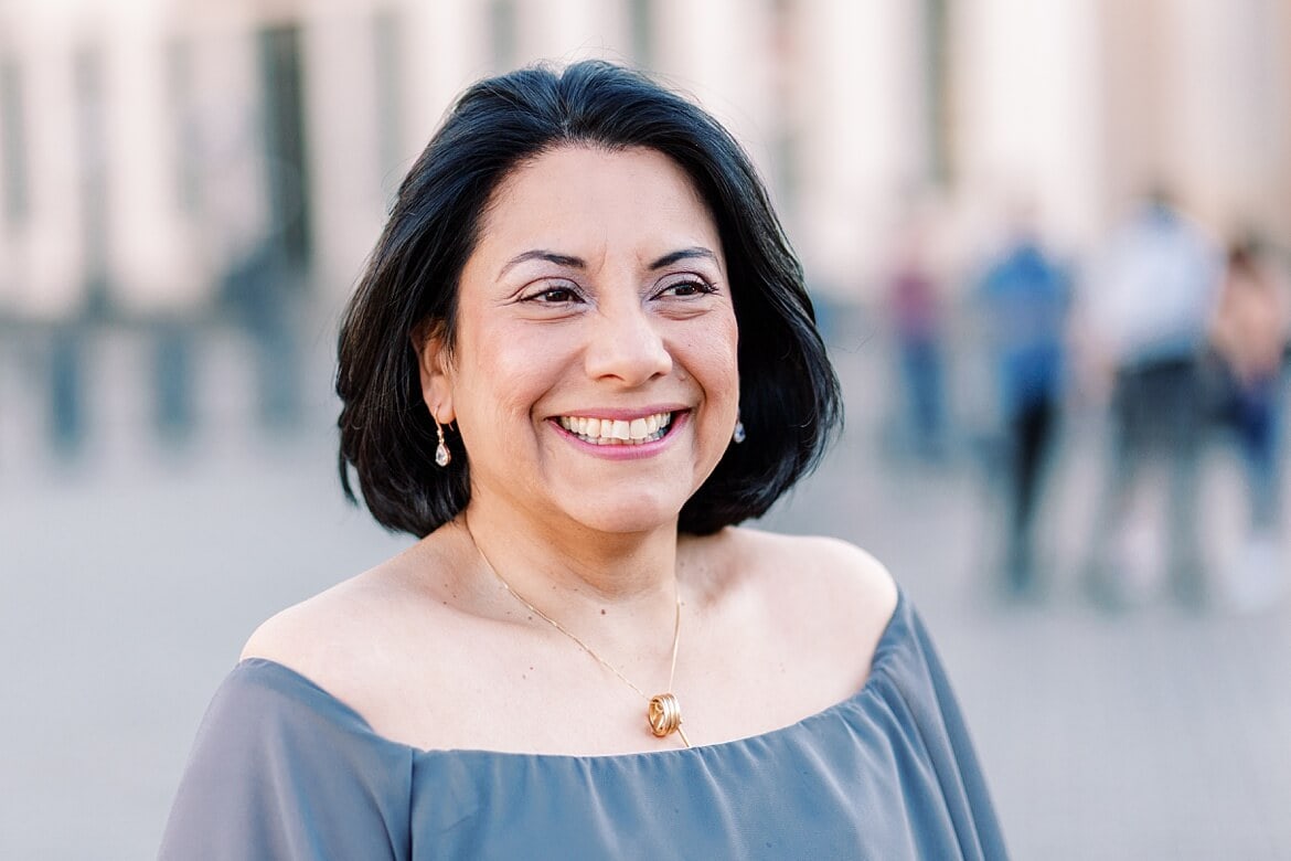 Portrait einer Frau mit schwarzen Haaren in Berlin