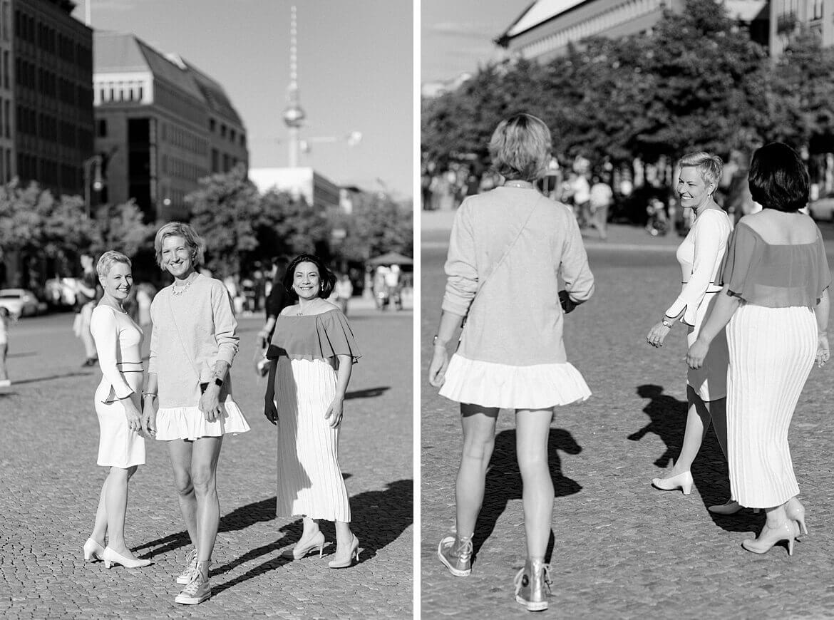 Schwarz weiß Fotos von drei Frauen in der Sonne auf dem Pariser Platz Berlin