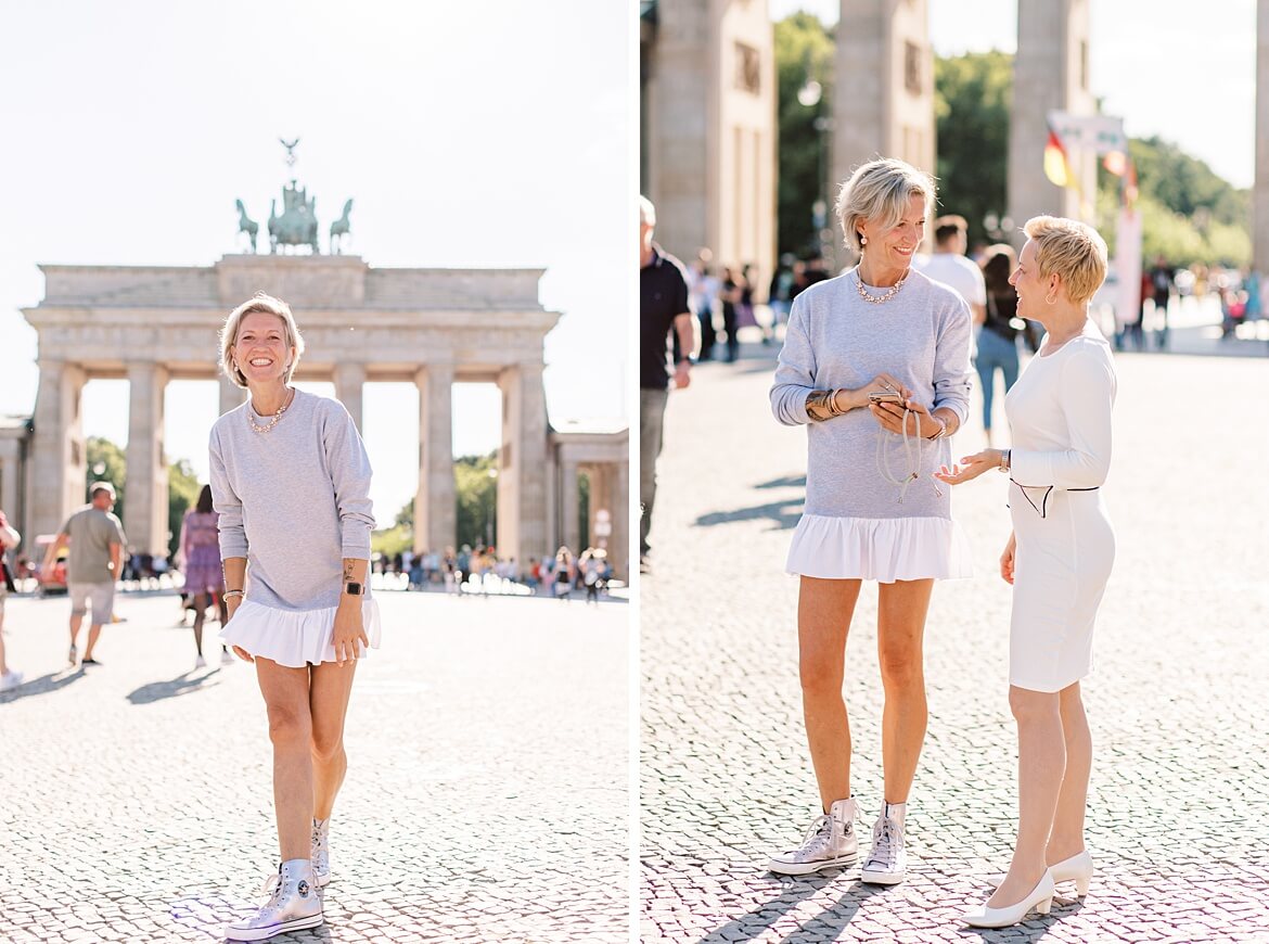 Frauen vor dem Brandenburger Tor Berlin